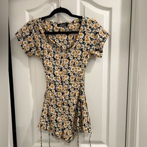 Cute sunflower 🌻 print romper. Size XS.